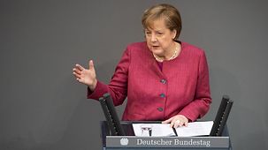Bundeskanzlerin Angela Merkel im Bundestag anlässlich der Debatte über die Ergänzung des Infektionsschutzgesetzes.