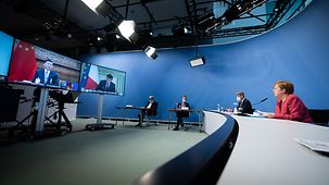 Bundeskanzlerin Angela Merkel während einer Videokonferenz mit Emmanuel Macron, Frankreichs Präsident, und Xi Jinping, Chinas Staatspräsident.