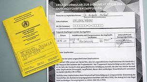 Impfpass von Bundeskanzlerin Angela Merkel und Übersicht über erhaltene Impfung.