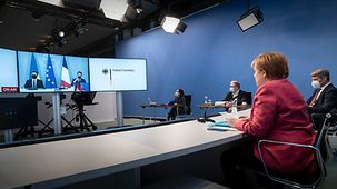 Bundeskanzlerin Angela Merkel während einer Videokonferenz mit Emmanuel Macron, Frankreichs Präsident, und Wolodymyr Selensky, ukrainischer Präsident.