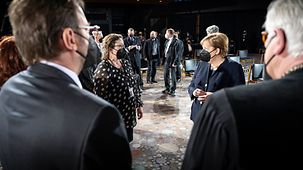 Bundeskanzlerin Angela Merkel im Gespräch mit Angehörigen von Verstorbenen der Corona-Pandemie im Vorfeld eines Gottesdienstes in der Gedächtniskirche.