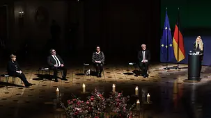 Eine Hinterbliebene spricht im Konzerthaus.