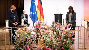 Bundeskanzlerin Angela Merkel mit einer Hinterbliebenen bei der Gedenkveranstaltung für die Verstorbenen der Corona-Pandemie.