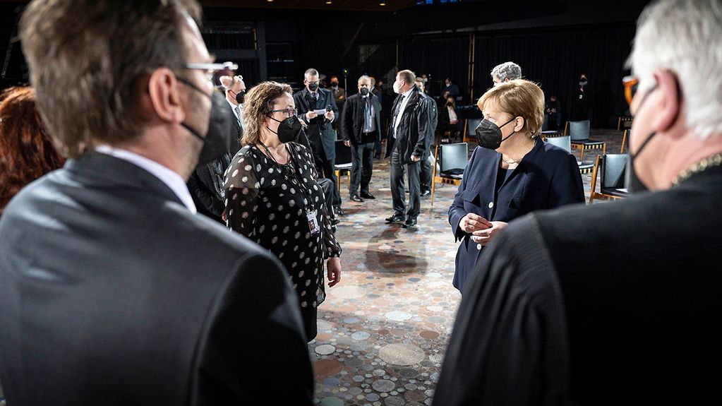 Rencontre entre Angela Merkel et une proche d’une victime de la pandémie de coronavirus lors du service dans l’église du Souvenir