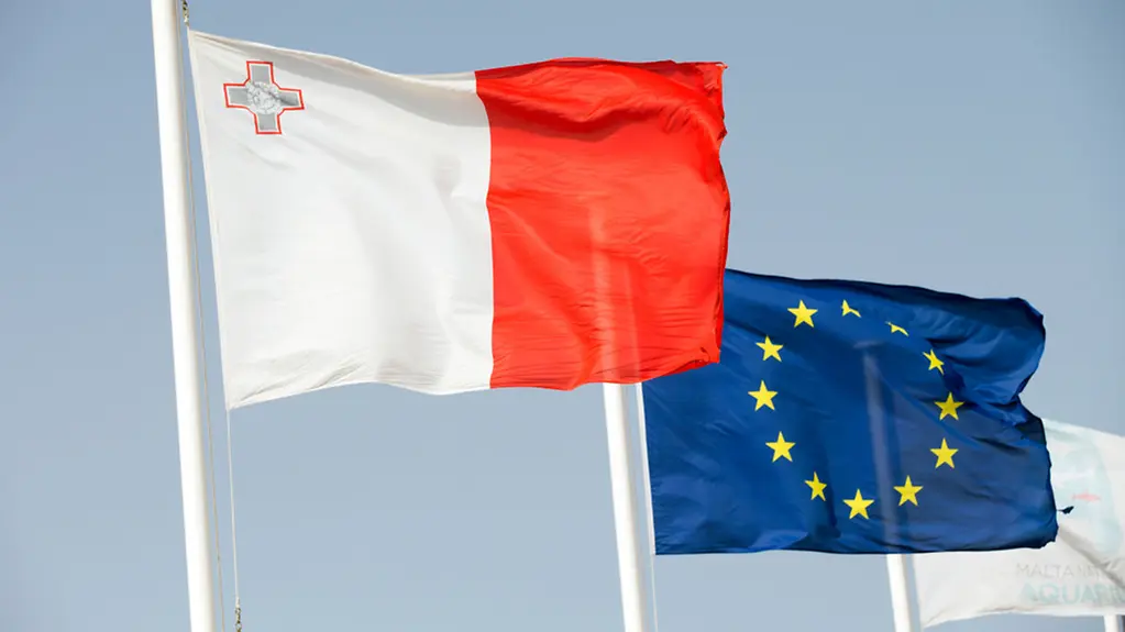 Die Fahne von Malta vor der EU Flagge