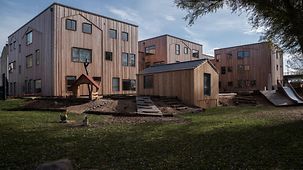Ein dreigeschossige in Holzrahmenbauweise errichtetes Gebäude mit barrierefreien Kita- und Arbeitsplätzen. 