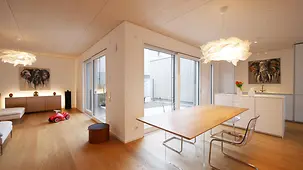 Einfamilienhaus von innen mit Massivholzdecken, Holzfuß- böden und Holztreppen