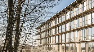  Ein viergeschossiges Schulgebäude in Holzbauweise auf dem Schulcampus in Odelzhausen. 