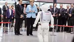 Kanzlerin Angela Merkel beim Besuch des Museums für Zukunftsorientierte Wissenschaft und Innovation.