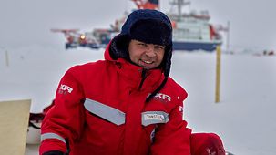 Portrait von Torsten Kanzow, Leiter des GROCE-Projekts, während der Forschungsarbeit im Eis.
