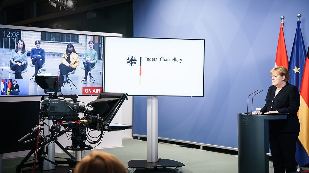 Bundeskanzlerin Angela Merkel im Gespräch mit Studentinnen und Studenten via Videokonferenz.