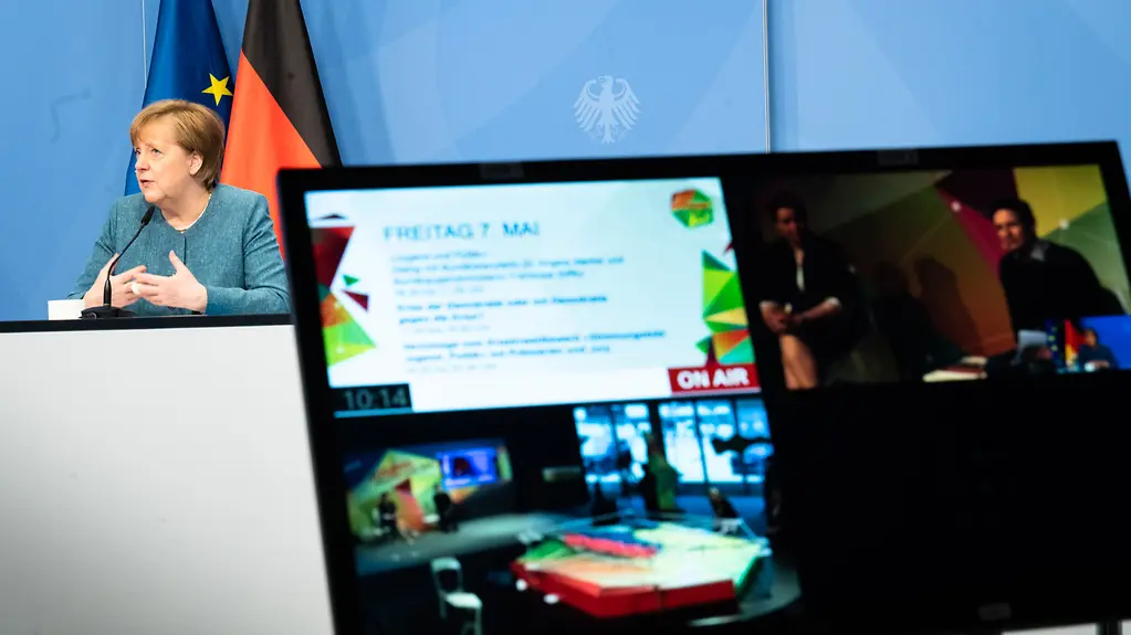 Kanzlerin Merkel im Kanzleramt während ihrer digitalen Teilnahme an den Jugendpolitiktagen 2021.