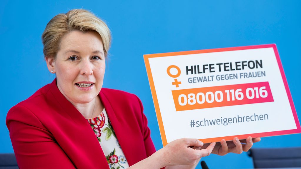 Bundesfamilienministerin Giffey mit dem Jahresbericht des Hilfetelefons "Gewalt gegen Frauen".