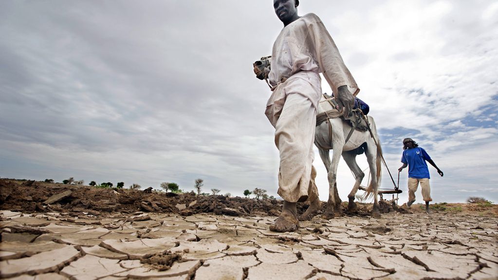 Afrikanische Bauern auf einen von Dürre betroffenen Feld