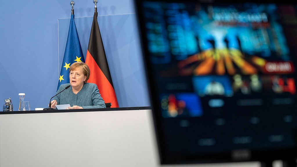 Kanzlerin Merkel im Kanzleramt bei der digitalen Teilnahme am Gespräch "Ausblick: Wirtschaft digital 2030"
