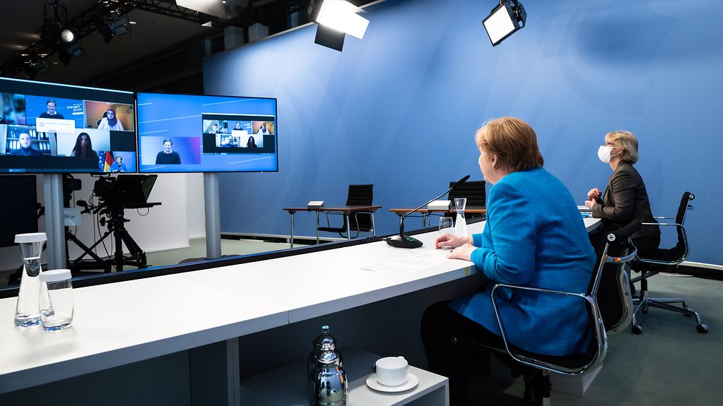 La chancelière fédérale Angela Merkel en conversation lors des 17e Journées allemandes de l’aide à l’enfance et à la jeunesse