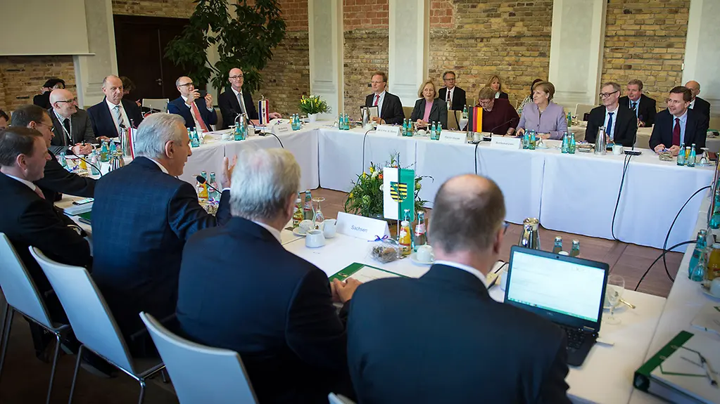 Bundeskanzlerin Angela Merkel bei einem Treffen mit den Regierungschefs der ostdeutschen Länder in Bad Muskau.