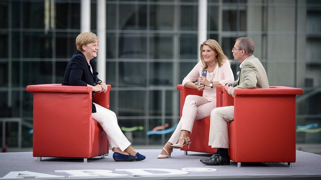 Bundeskanzlerin Angela Merkel im ARD-Sommerinterview mit den Moderatoren Tina Hassel und Thomas Baumann.