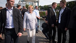 Bundeskanzlerin Angela Merkel geht auf der Kanzleramtsbrücke.