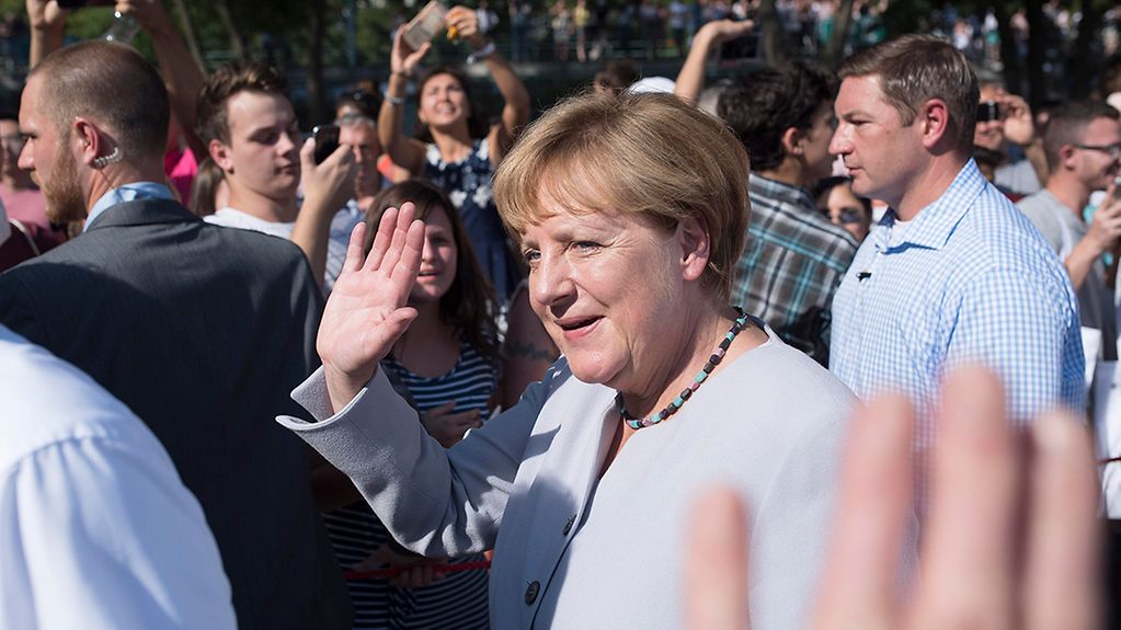 Bundeskanzlerin Angela Merkel bei ihrem Rundgang durchs Kanzleramt.