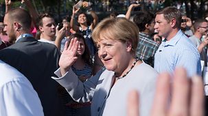 Bundeskanzlerin Angela Merkel winkt.