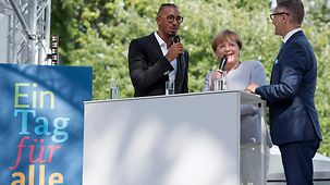 Bundeskanzlerin Angela Merkel beim Bühnentalk mit Jerome Boateng.