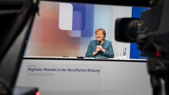 Kannzerlin Merkel im Kanzleramt während des Online-Dialogs zur Digitalisierung in der beruflichen Bildung.