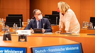 Heiko Maas, Bundesminister des Auswärtigen, im Gespräch mit Svenja Schulze, Bundesministerin für Umwelt, Naturschutz und nukleare Sicherheit.