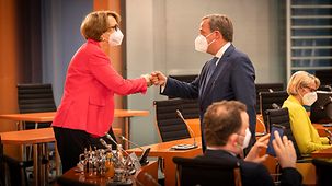 L’ambassadrice de France en Allemagne, Anne-Marie Descôtes, salue Armin Laschet, le ministre-président de Rhénanie du Nord-Westphalie, en amont de la séance plénière du conseil des ministres