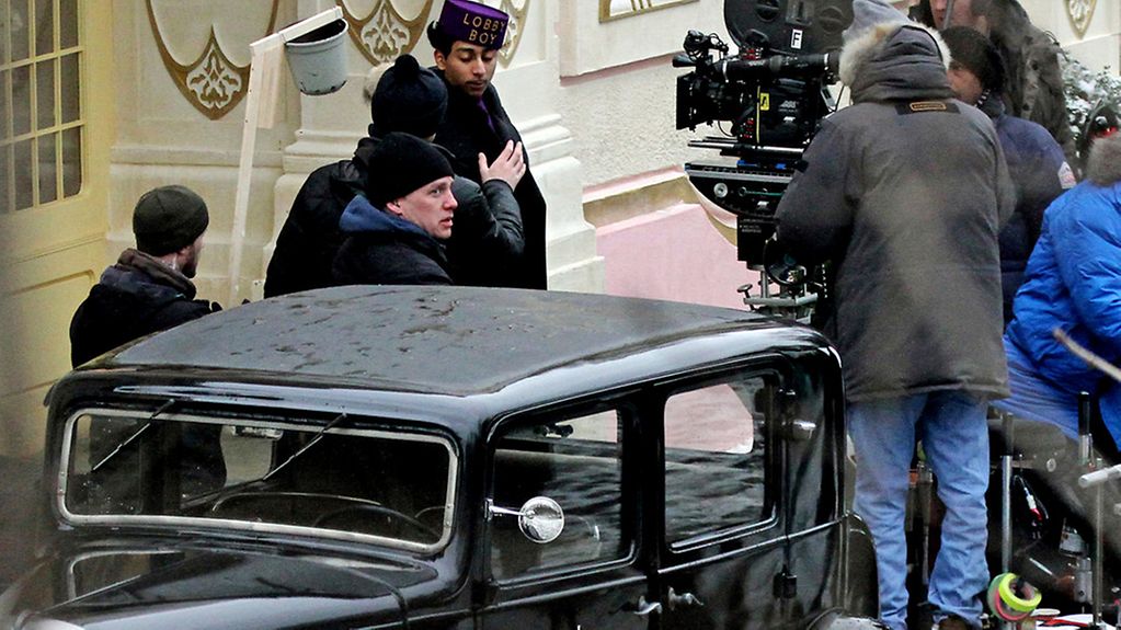 Dreharbeiten zum Film 'The Grand Budapest Hotel'.Filmföderung, Der Schauspieler Adrian Quinonez steht am 04.02.2013 in Görlitz (Sachsen) am Außenset für Szenen der Hollywood-Verfilmung «The Grand Budapest Hotel» als Lobby Boy vor der Kamera.
