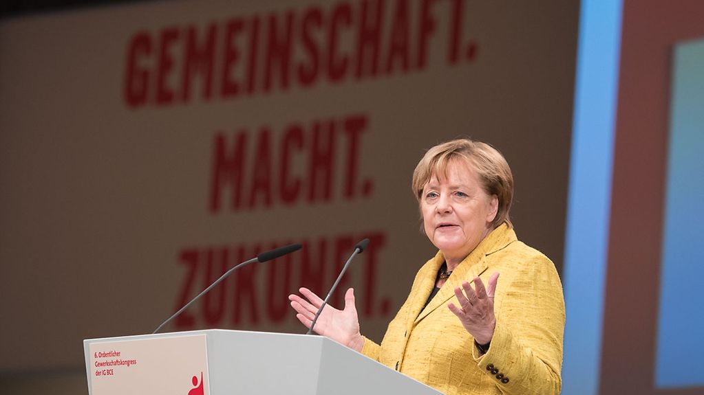 Kanzlerin Angela Merkel spricht beim Gewerkschaftstag der IGBCE in Hannover.
