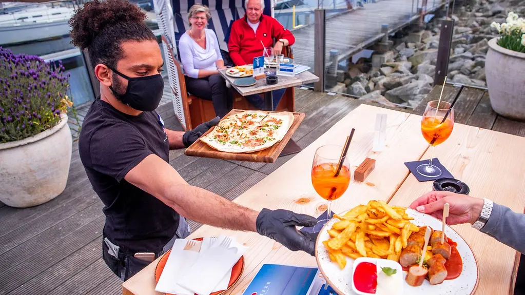 Ein Kellner serviert Essen in einem Restaurant.