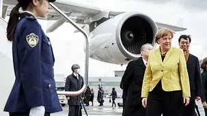 Bundeskanzlerin Angela Merkel auf dem FLughafen.