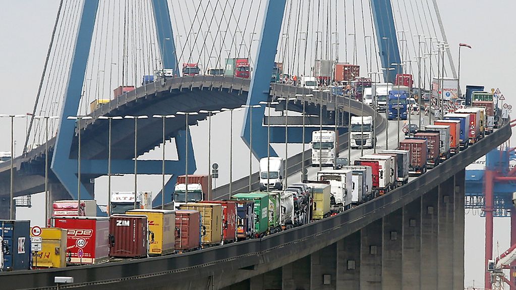 Mit Containern beladene Lastwagen stauen auf der Köhlbrandbrücke im Hafen von Hamburg