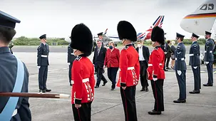 Bundeskanzlerin Angela Merkel und ihr Mann Joachim Sauer werden zum G7-Gipfel auf dem Flughafen in Newquay empfangen.