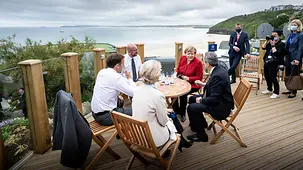 Bundeskanzlerin Angela Merkel beim G7-Gipfel im Gespräch mit Italiens Ministerpräsident, Frankreichs Präsident, der Präsidentin der Europäischen Kommission und dem Präsidenten des Europäischen Rates.