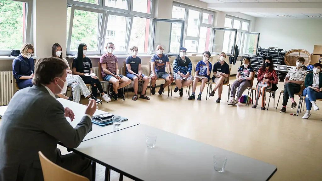 Regierungssprecher Steffen Seibert im Gespräch mit Schülerinnen und Schülern der Berliner Schule am Königstor.