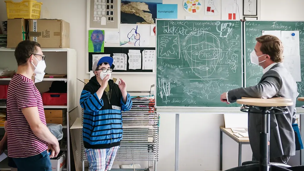 Regierungssprecher Steffen Seibert im Gespräch mit zwei Schülern der Berliner Schule am Königstor.