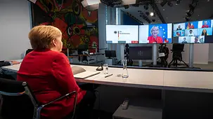 Bundeskanzlerin Angela Merkel beim EU-Projekttag an Schulen