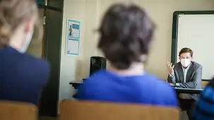 Steffen Seibert, Sprecher der Bundesregierung, im Gespräch mit Schülern.