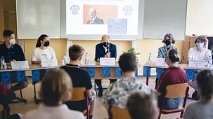 Olaf Scholz, Bundesminister der Finanzen, beim EU-Projekttag an Schulen im Gespräch mit Schülerinnen und Schülern