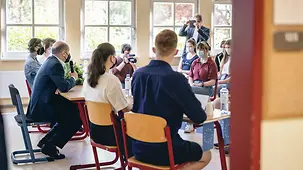 Olaf Scholz, Bundesminister der Finanzen, beim EU-Projekttag an Schulen im Gespräch mit Schülerinnen und Schülern