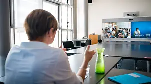 Martina Fietz, stellvertretende Sprecherin der Bundesregierung, beim EU-Projekttag an Schulen.