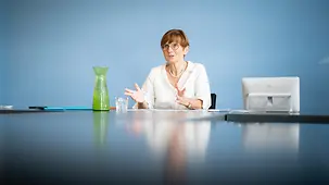 Martina Fietz, stellvertretende Sprecherin der Bundesregierung, beim EU-Projekttag an Schulen.