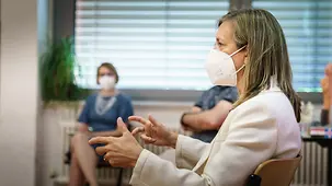  Ulrike Demmer, stellvertretende Sprecherin der Bundesregierung, spricht bei einem Schulbesuch zu den Schülern.