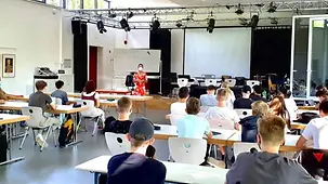 Die Parlamentarische Staatssekretärin beim Umweltministerium, Rita Schwarzelühr-Sutter, spricht bei einem Schulbesuch zu den Schülern.