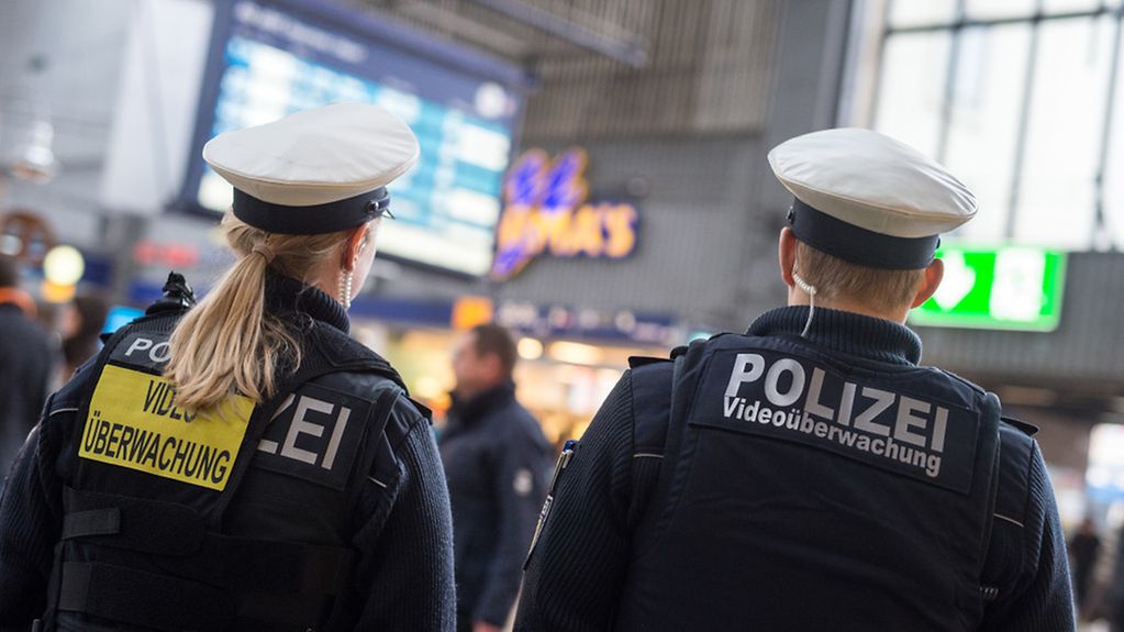 Polizisten der Bundespolizei tragen am Hauptbahnhof in München mobile Körperkameras und spezielle Westen, die auf die Videoüberwachung hinweisen.