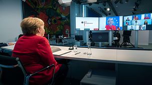 Bundeskanzlerin Angela Merkel im Gespräch beim EU-Projekttag in Schulen.