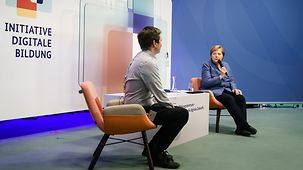 Bundeskanzlerin Angela Merkel im Gespräch.