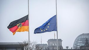 Die EU-Flagge und die Deutschlandflagge wehen auf Halbmast.